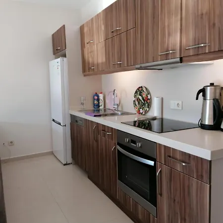 Denize 300m Deniz Manzarali Havuzlu 2+1 Daire